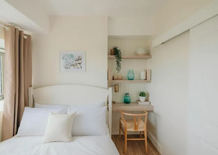 Modern Coastal Design 1 Br Golf View Bgc * Manila