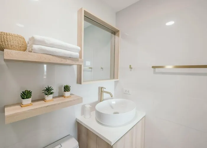 Modern Coastal Design 1 Br Golf View Bgc * Manila